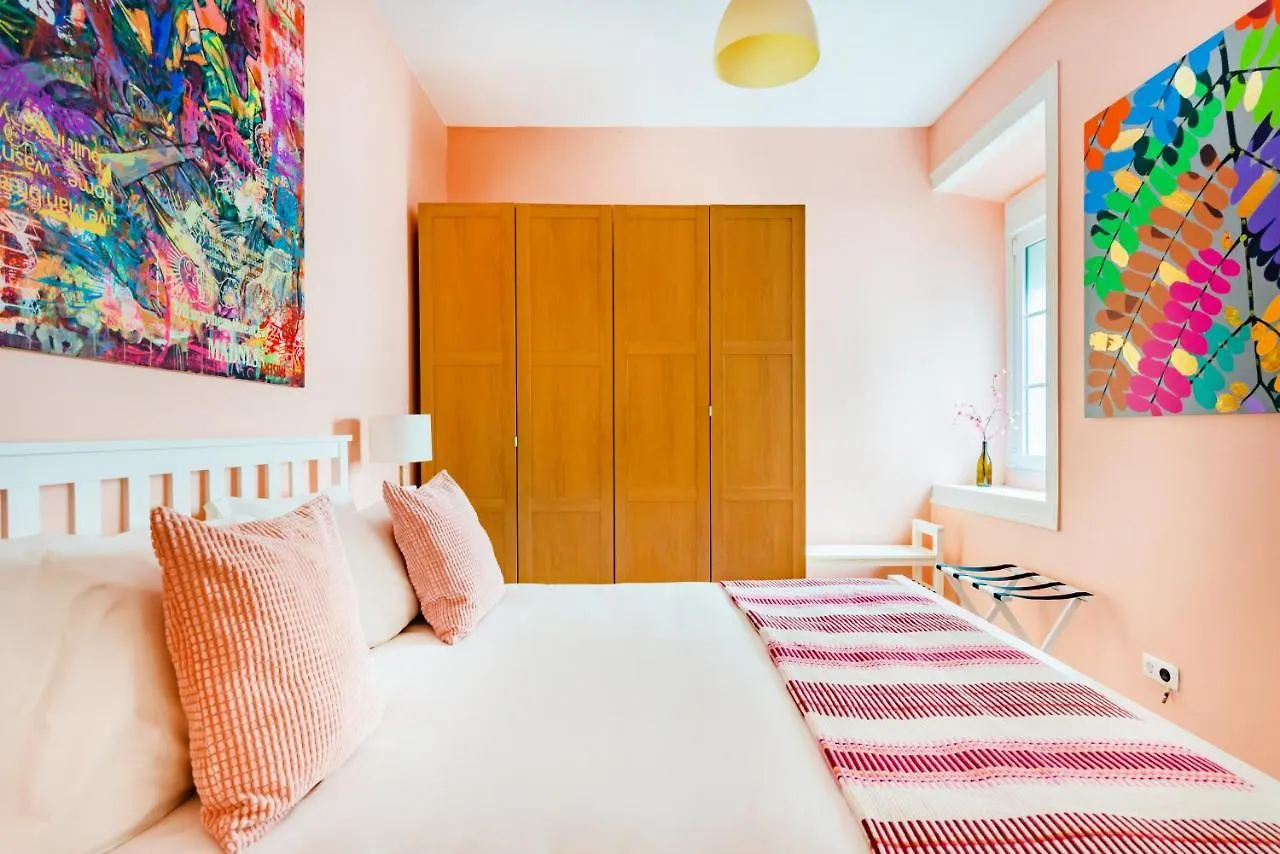 Bright & Beautiful Top Floor Graca Flat Lisboa 0*,  البرتغال