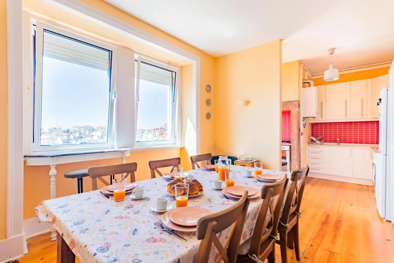 Апартаменты Bright & Beautiful Top Floor Graca Flat Лиссабон