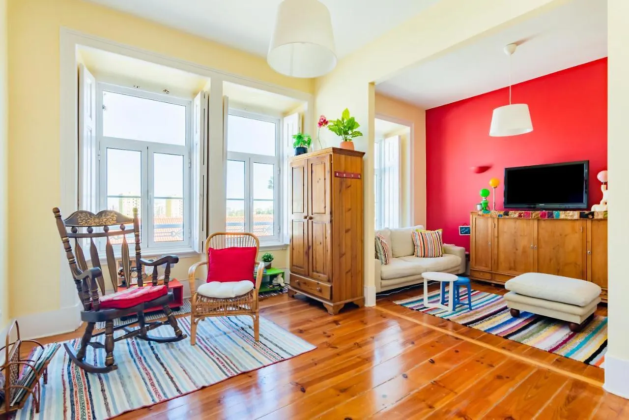 Bright & Beautiful Top Floor Graca Flat Лиссабон